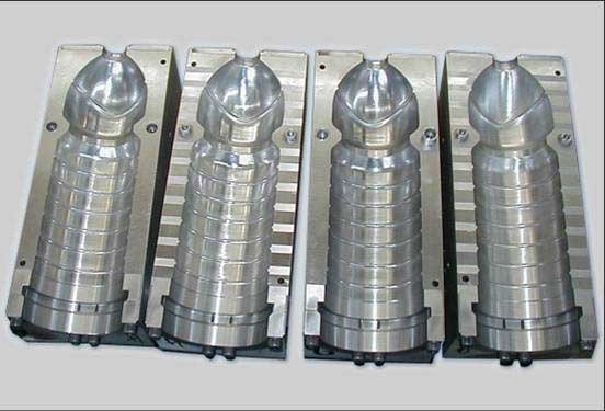 mould for blowing plastic